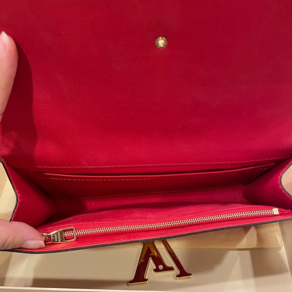 Louis Vuitton Patent Leather Louise clutch - Picture 9 of 15